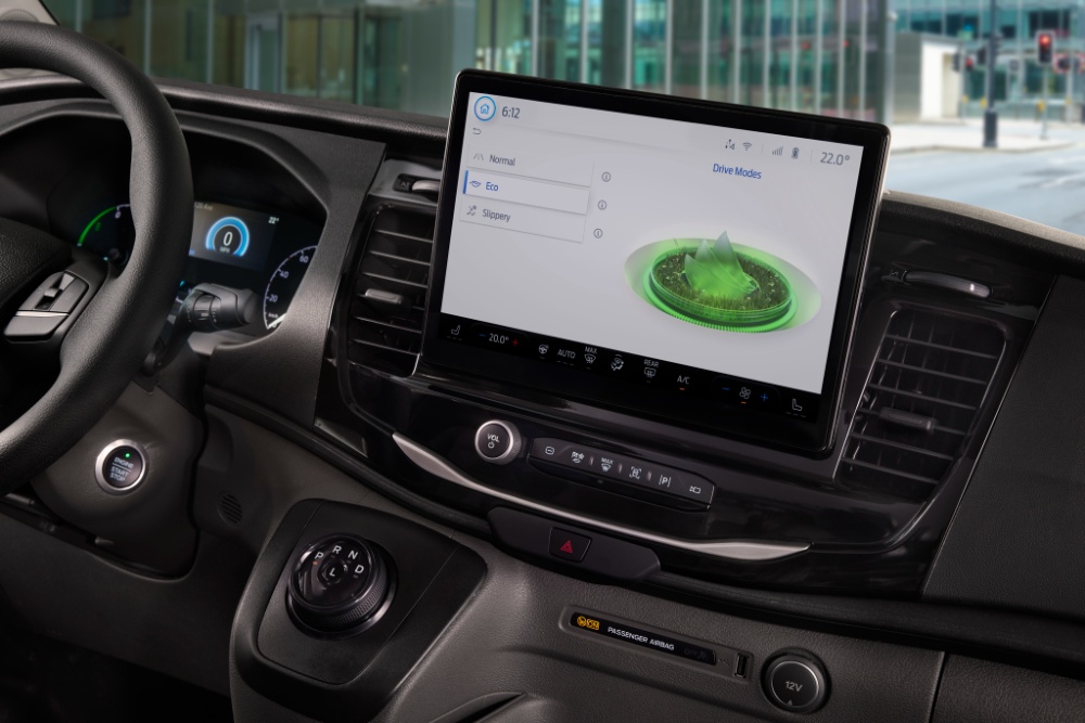 Egy vezetési módokat megjelenítő érintőképernyős Ford E-Transit elektromos áruszállító műszerfala.
