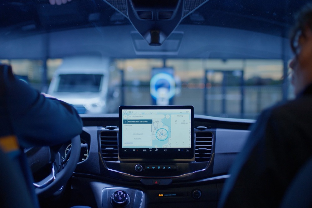 Egy navigációs rendszerrel ellátott Ford Transit áruszállító műszerfala.