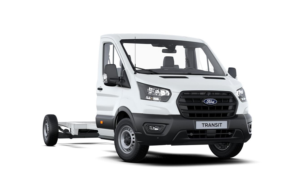 Fehér Ford Transit hátfal nélküli alváz fehér háttérrel.