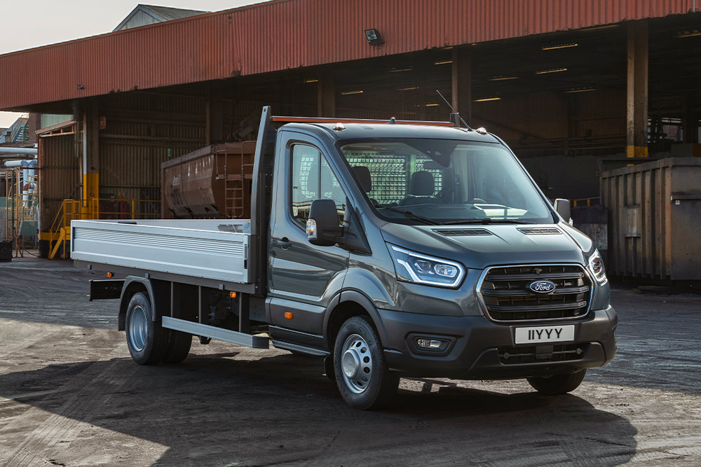 Egy ipari telepen parkoló Ford Transit Chassis Cab.