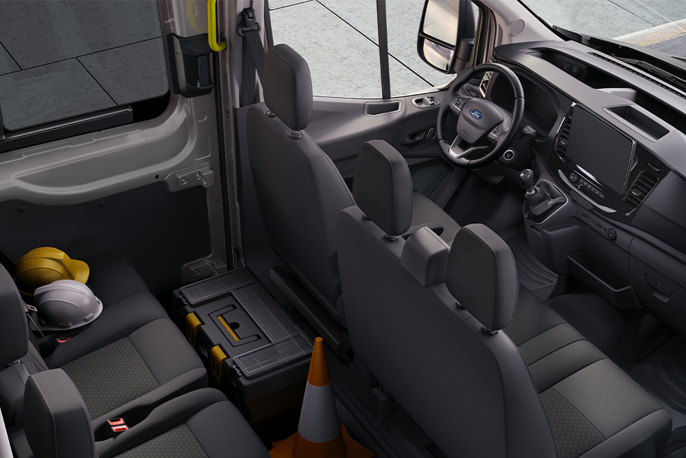 Duplakabinos Ford Transit belső tere két üléssorral.
