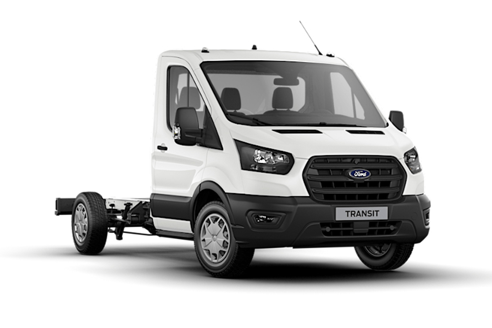 Fehér Ford Transit szimplakabinos alváz  fehér háttérrel.