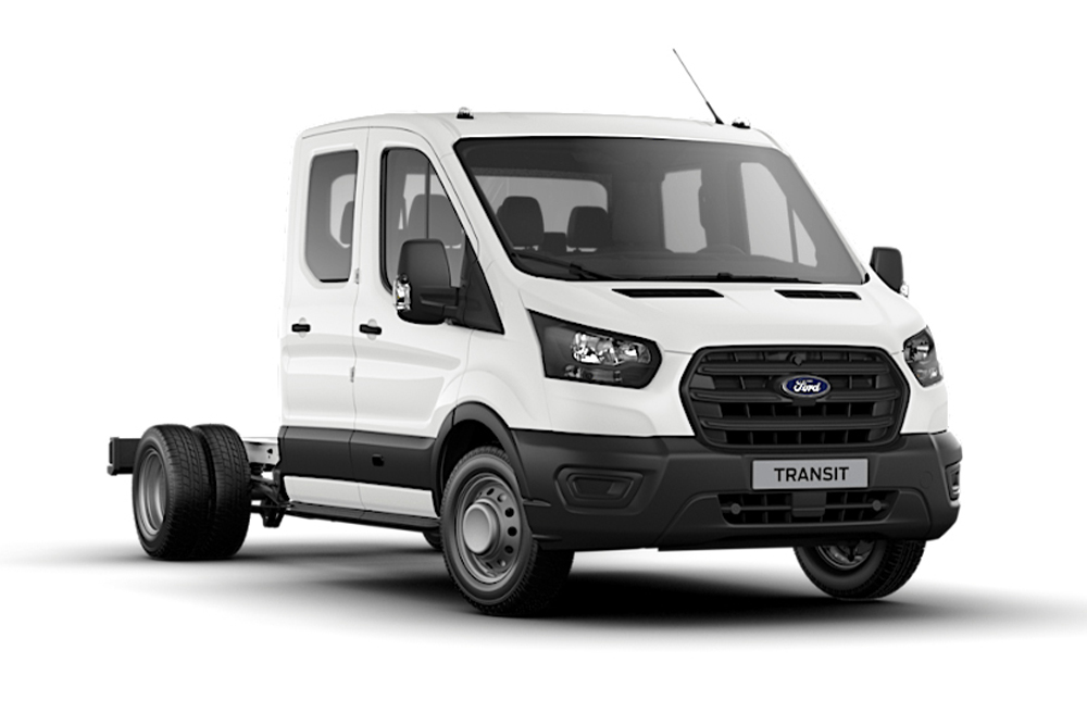 Fehér Ford Transit duplakabinos alváz fehér háttérrel.