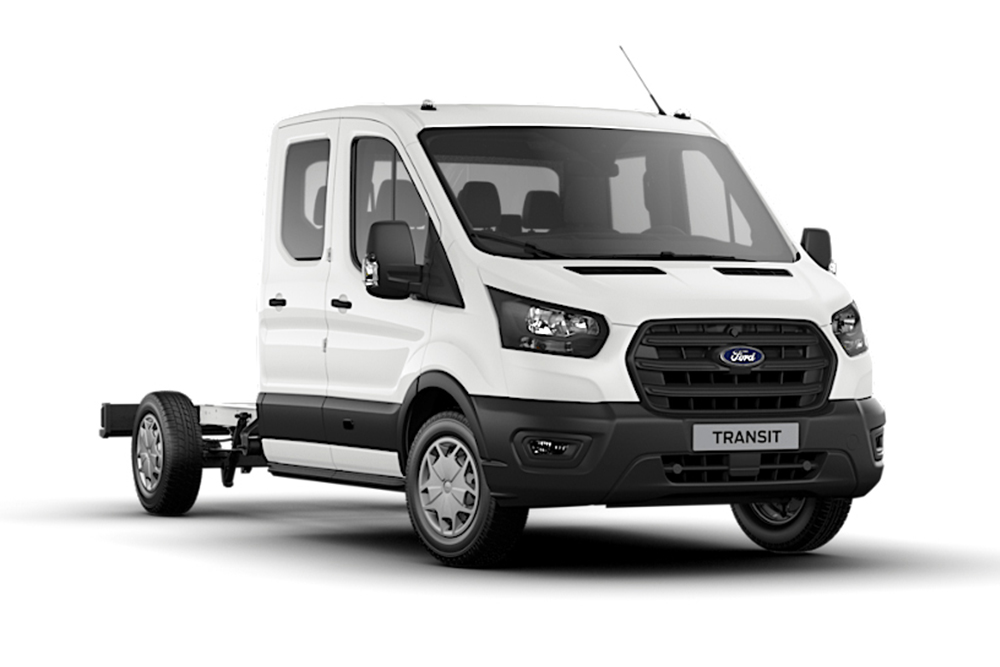 Fehér Ford Transit duplakabinos alváz Trend  fehér háttérrel.