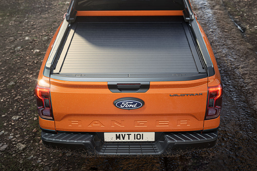 Felülnézetből látjuk egy narancsszínű Ford Ranger fedett platóját.
