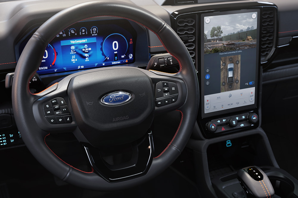 A Ford Ranger kormánykerekét, digitális műszerfalát és infotainment képernyőjét látjuk.