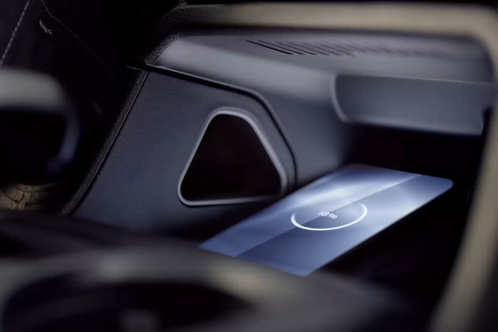 Vezeték nélküli töltőpad a Ford Ranger utasterében. 