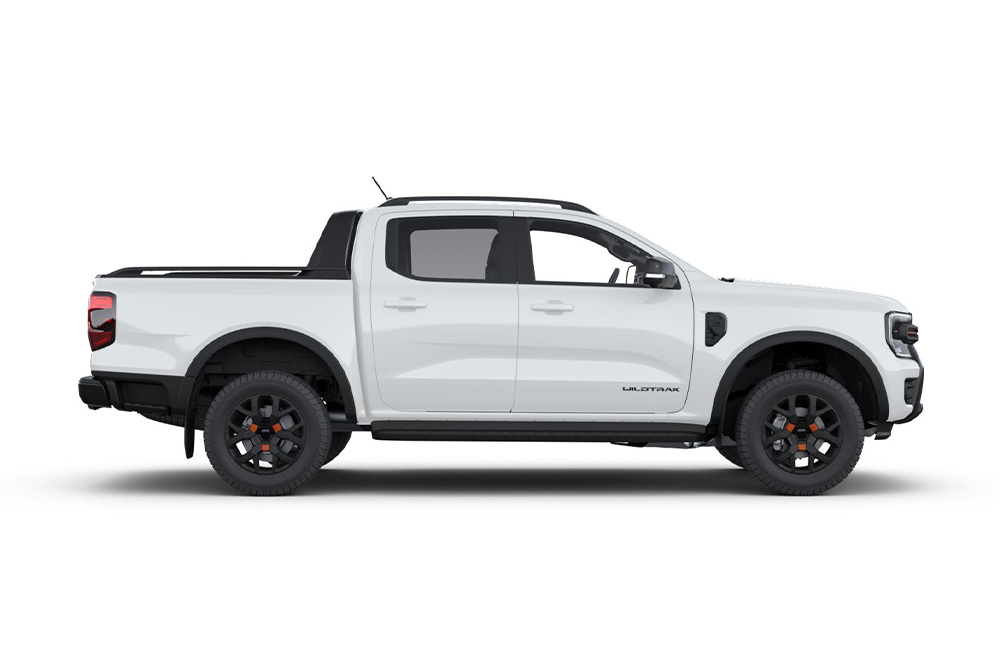 Oldalnézetből látunk egy duplakabinos, fehér Ford Ranger pick-upot.