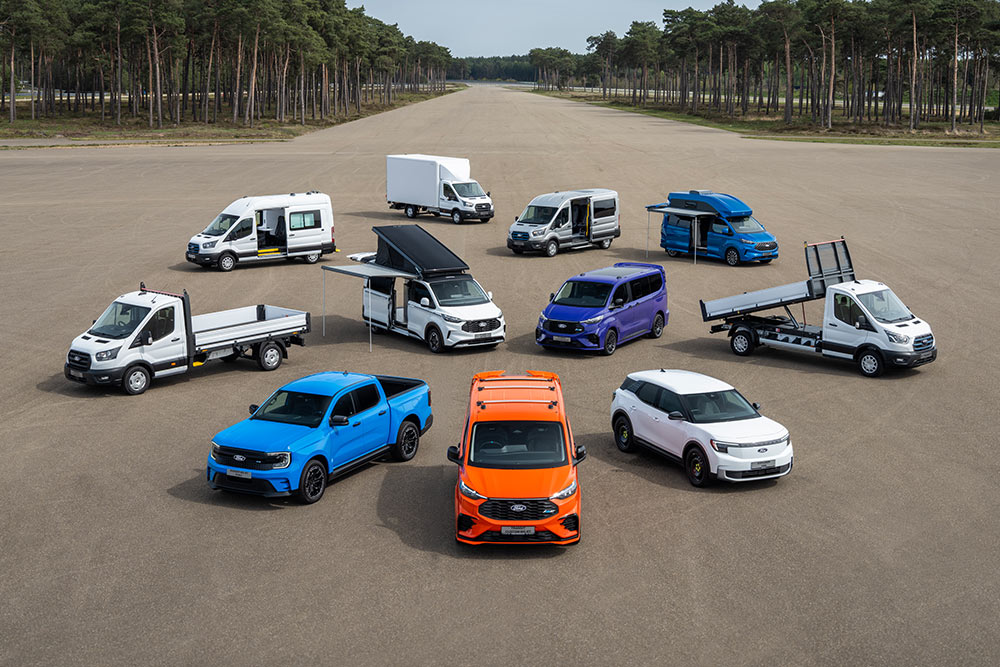 Különböző Ford haszonjárműveket látunk álló helyzetben egy autópályán.