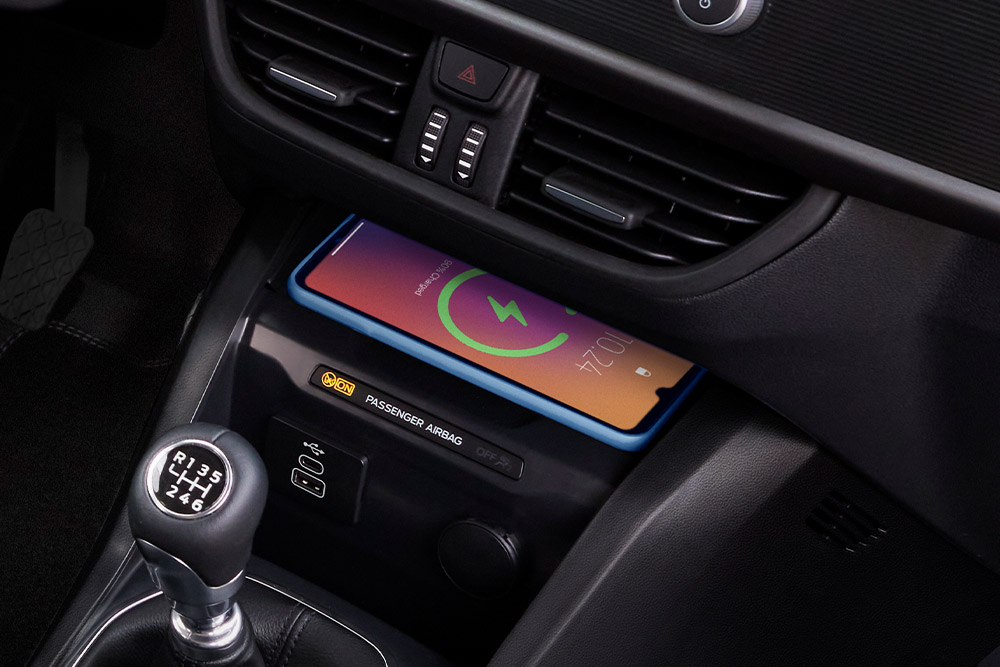 Telefon vezeték nélküli töltése az új Ford Transit Courierban