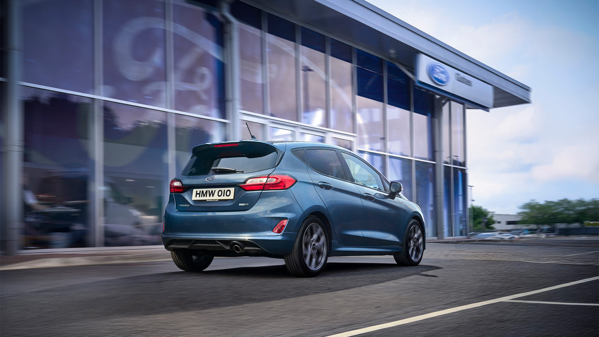 Ford Fiesta egy márkaszerviz előtt